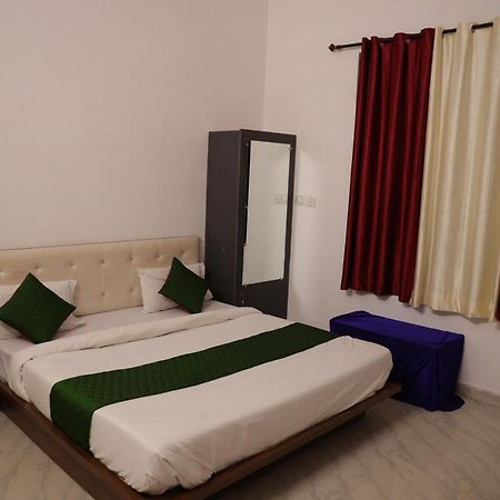 Winter Mountain Resort Pushkar Exteriör bild