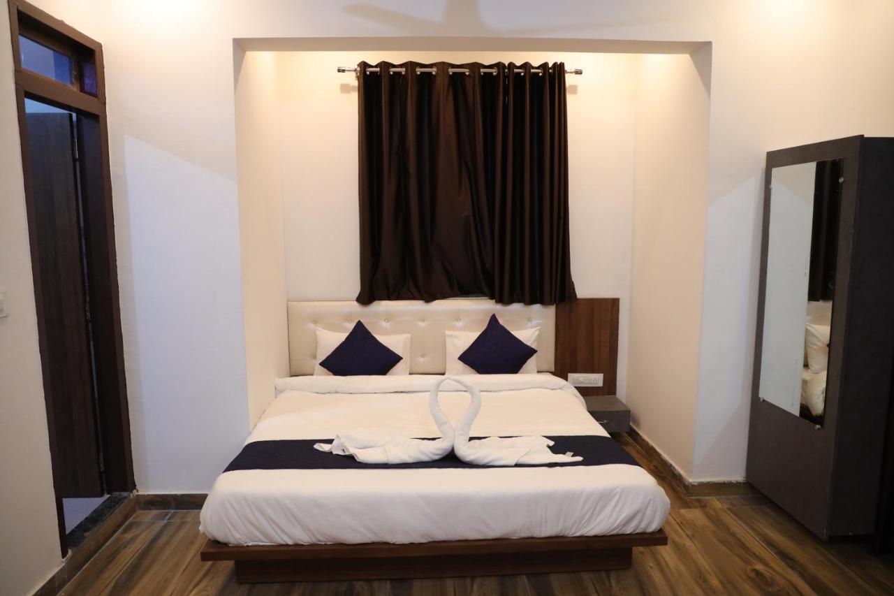 Winter Mountain Resort Pushkar Exteriör bild