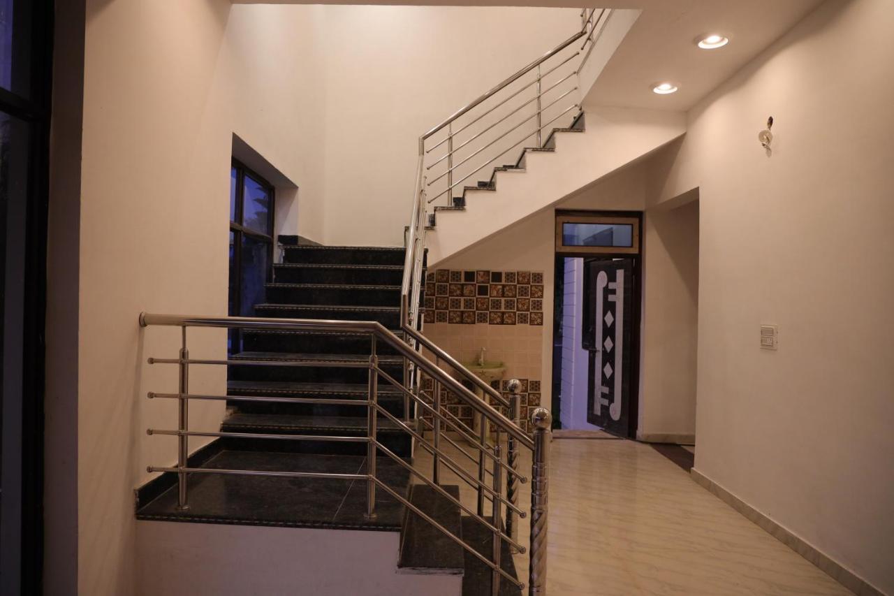 Winter Mountain Resort Pushkar Exteriör bild