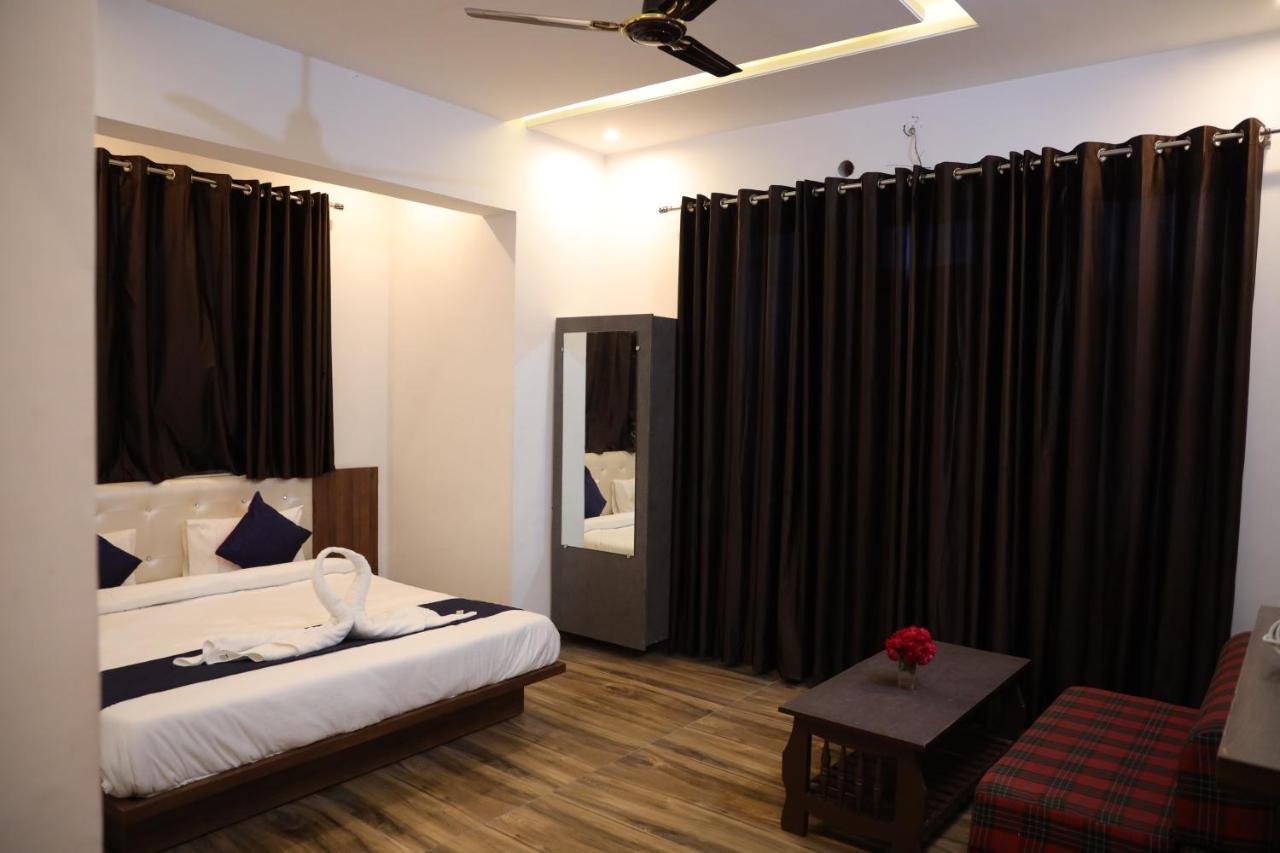 Winter Mountain Resort Pushkar Exteriör bild