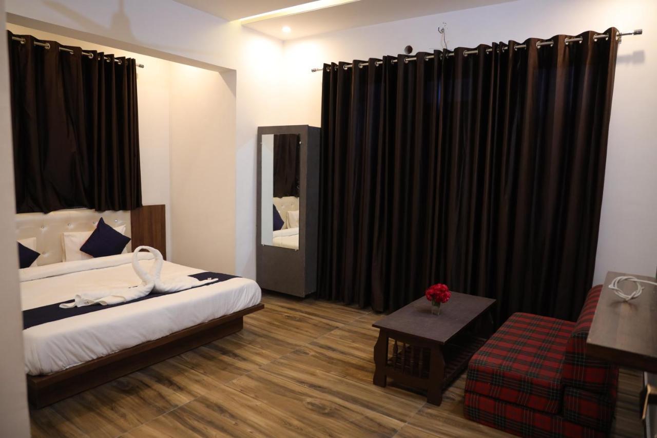Winter Mountain Resort Pushkar Exteriör bild