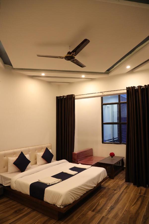 Winter Mountain Resort Pushkar Exteriör bild