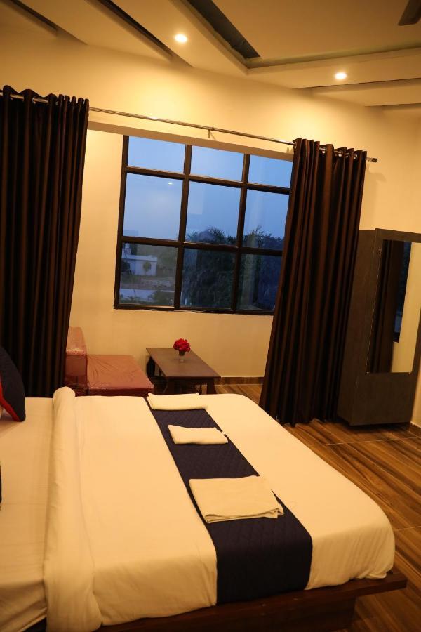 Winter Mountain Resort Pushkar Exteriör bild