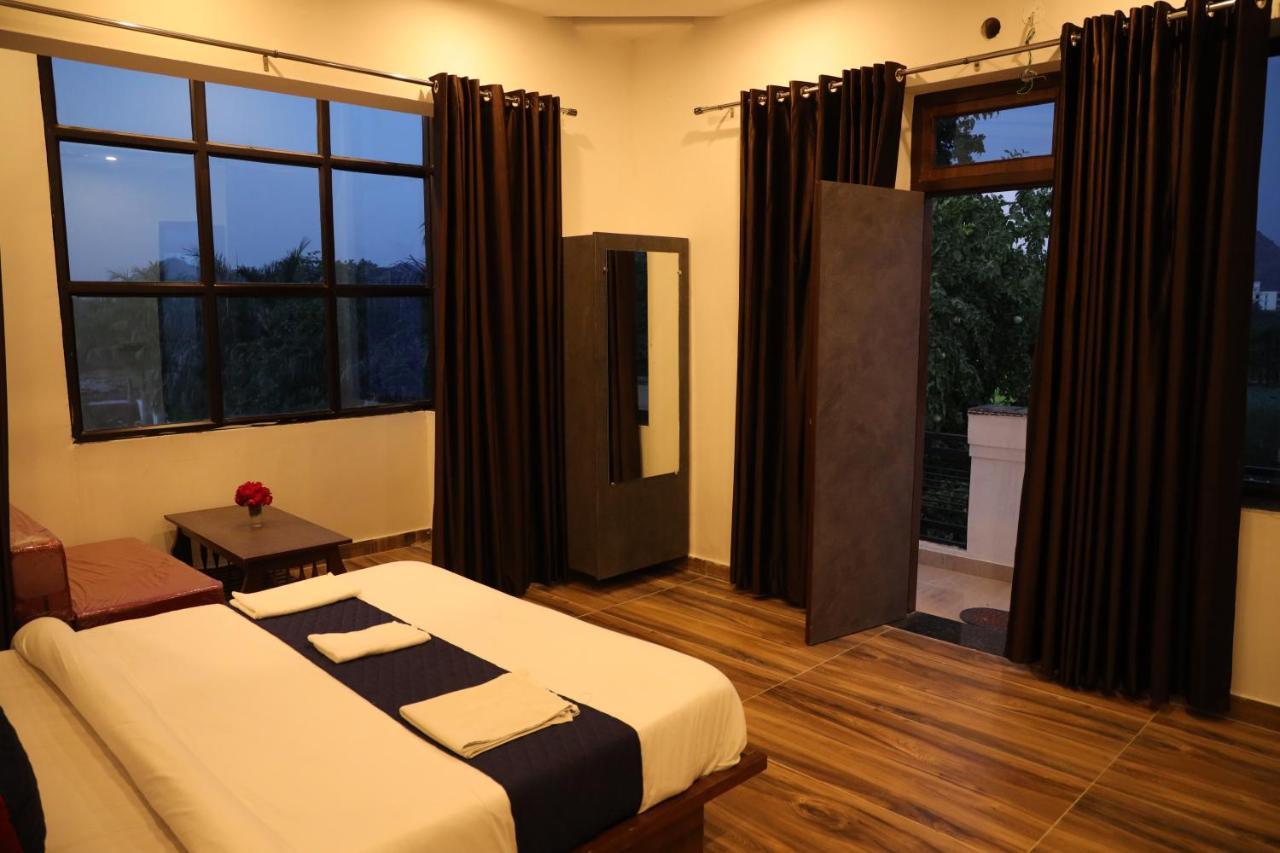 Winter Mountain Resort Pushkar Exteriör bild