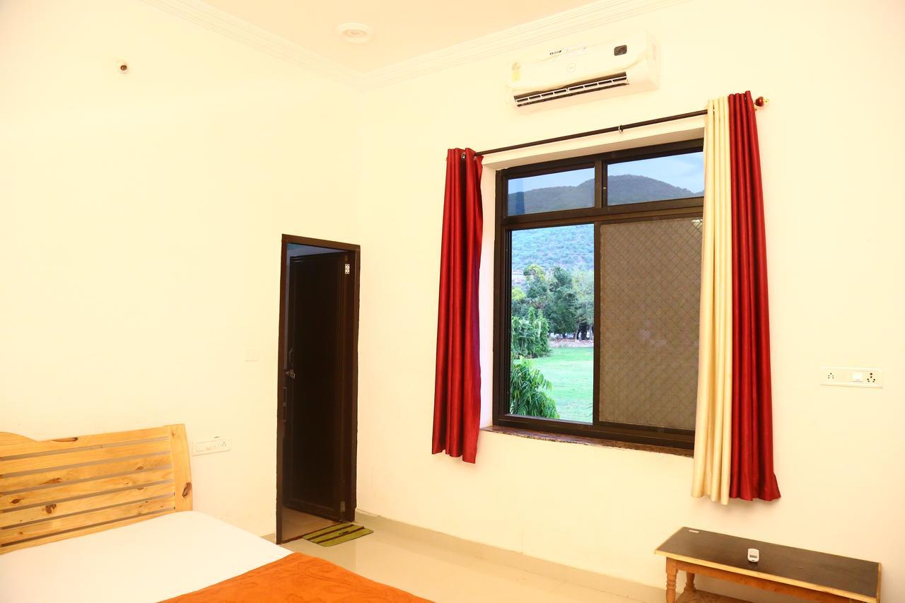 Winter Mountain Resort Pushkar Exteriör bild
