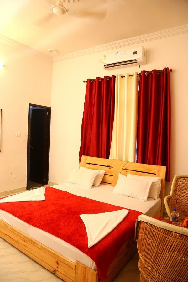 Winter Mountain Resort Pushkar Exteriör bild