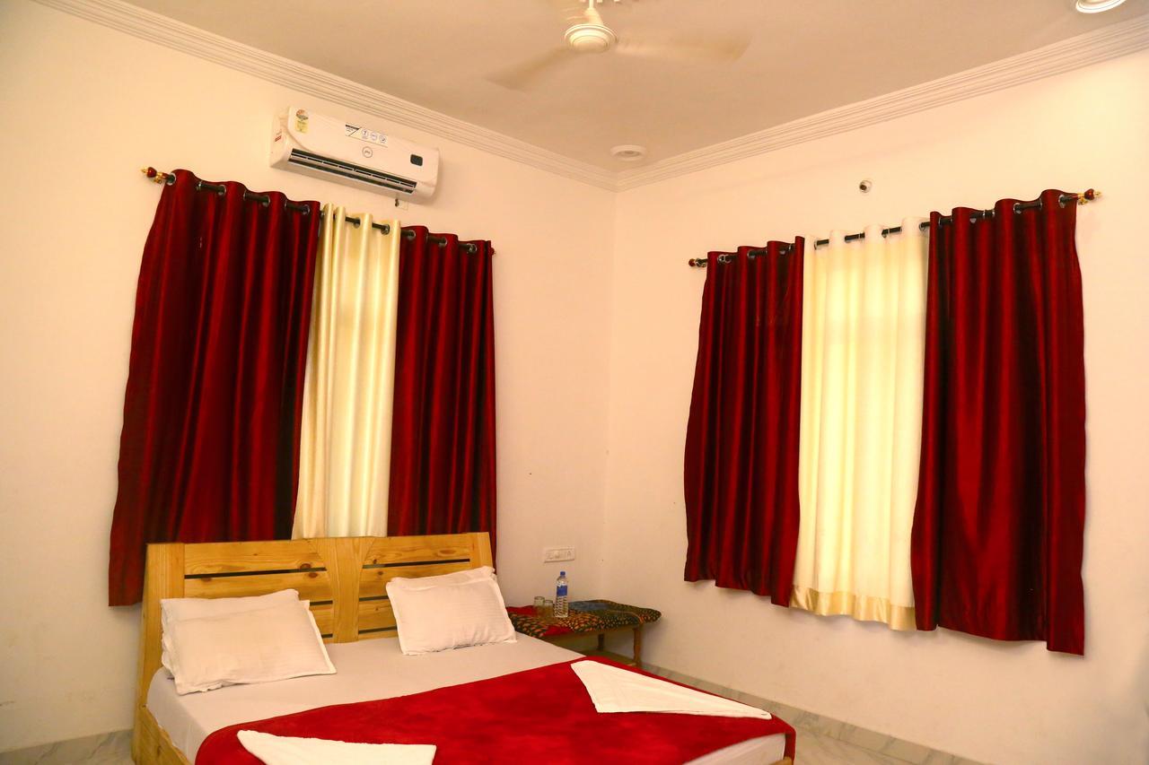 Winter Mountain Resort Pushkar Exteriör bild